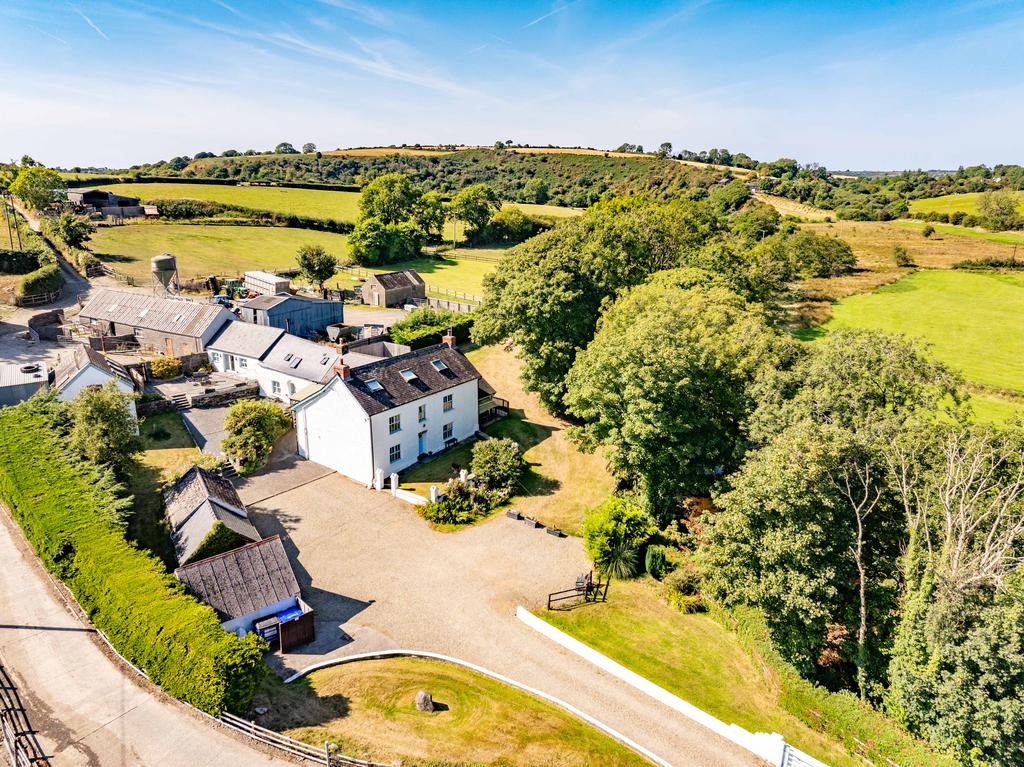 TY LLWYD & HOLIDAY COTTAGE COMPLEX