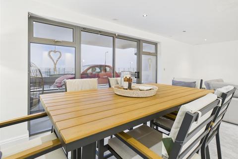 3 bedroom apartment for sale, Modern Coastal Apt with Three Bedrooms at West Park