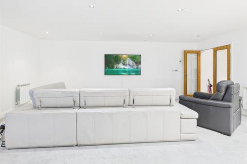 3 bedroom apartment for sale, Modern Coastal Apt with Three Bedrooms at West Park