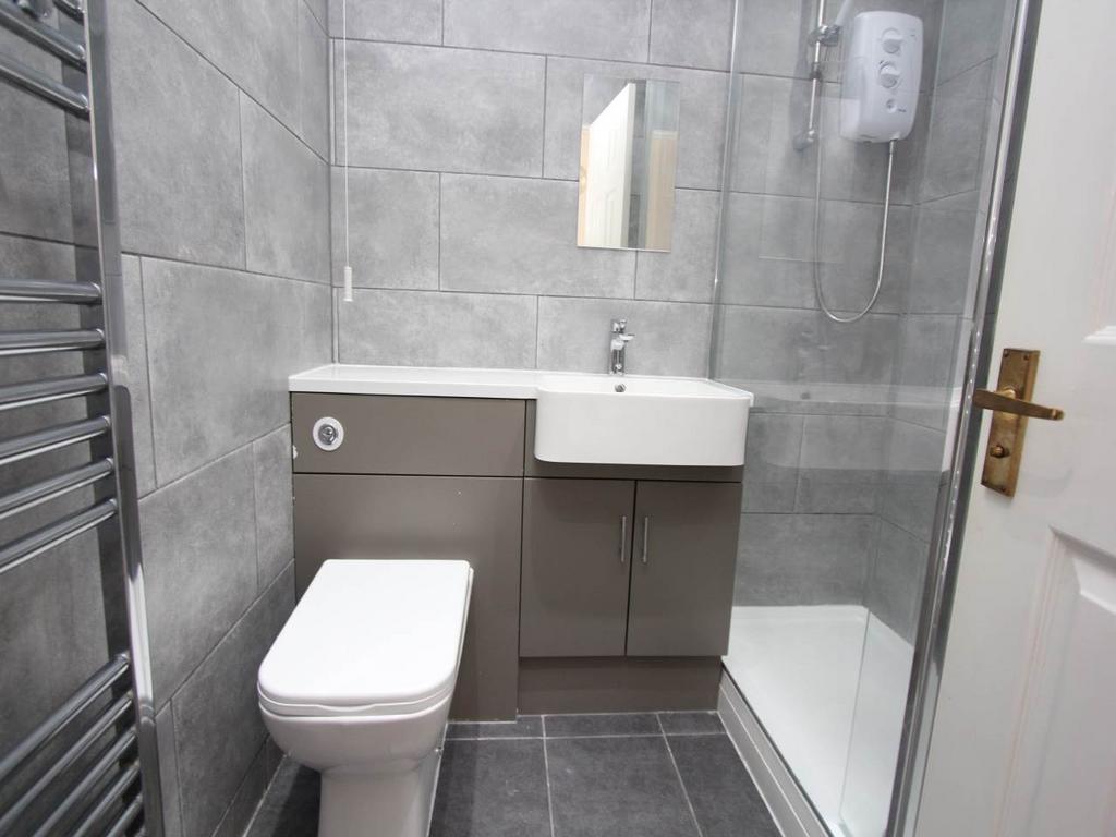 Shower Room i 28 Cwr