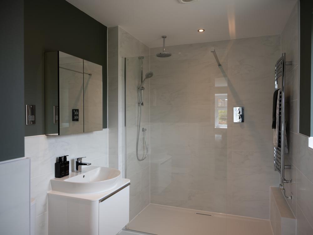 The Henley - Main Bedroom en suite