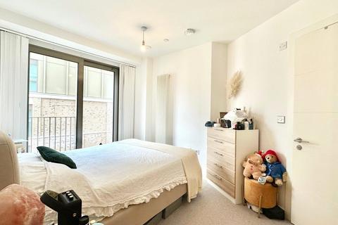 3 bedroom apartment for sale, Western Gateway, London E16