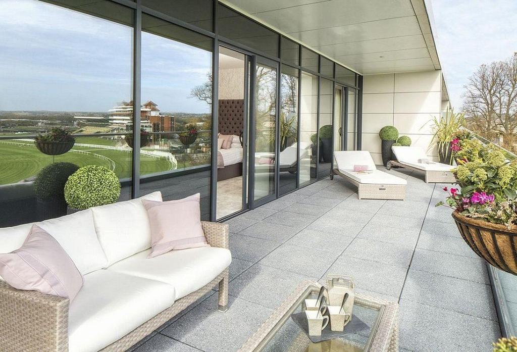 Racecourse Road, Newbury, Berkshire, RG14 7GJ 3 bed apartment £2,795