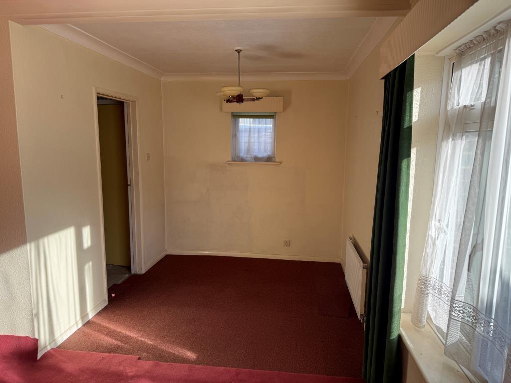 Recessed dining area with front window