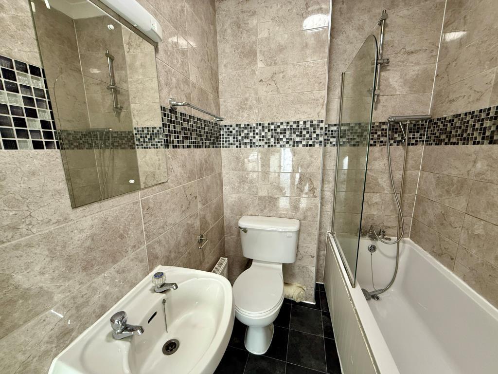Flat three bathroom with W.C.