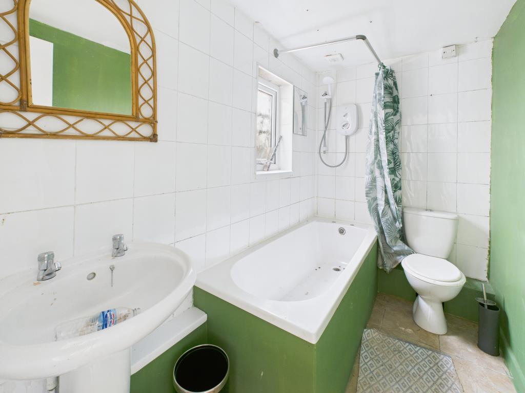 Ground floor flat bathroom