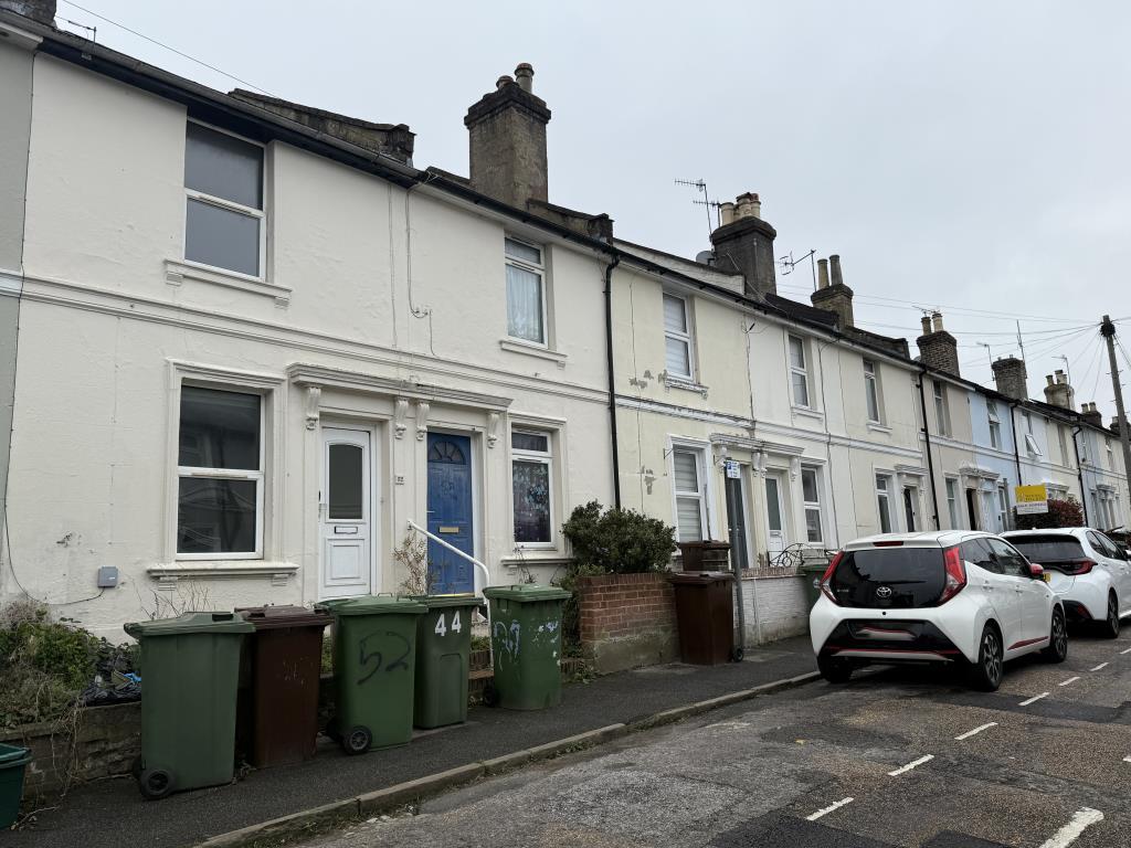 Street View of House in Need of Improvement