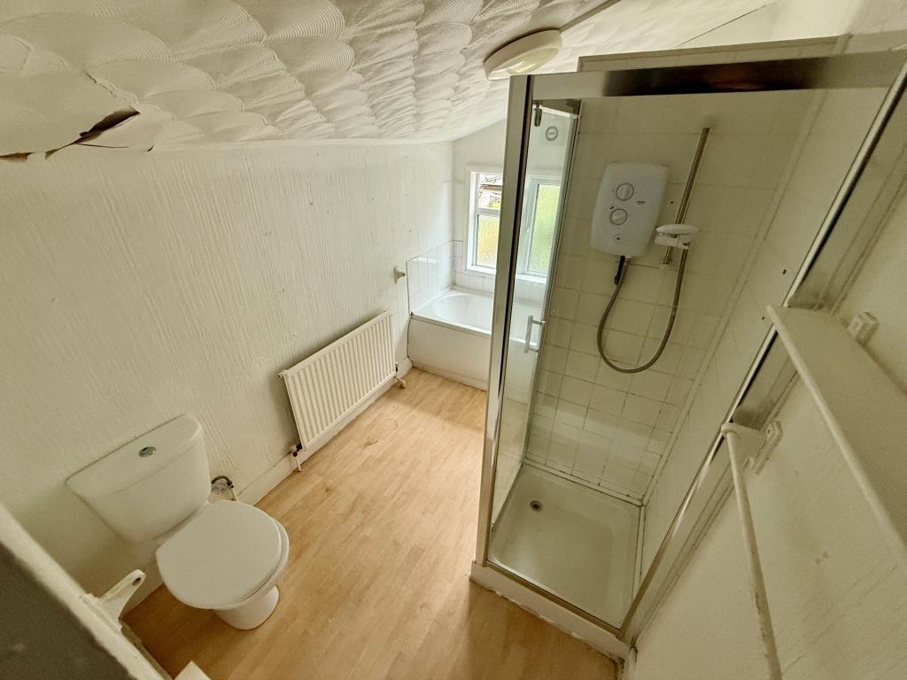 Bathroom with shower and W.C.