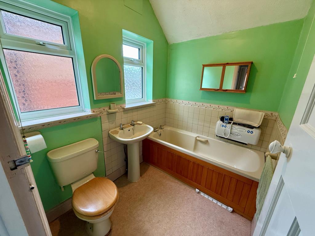 Bathroom with W.C.