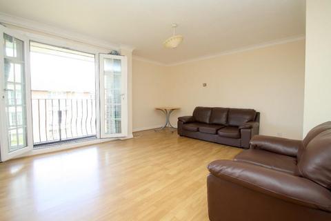 Kingfisher Drive, Staines-upon-Thames, TW18