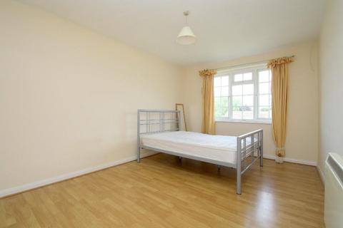 undefined, Kingfisher Drive, Staines-upon-Thames, TW18