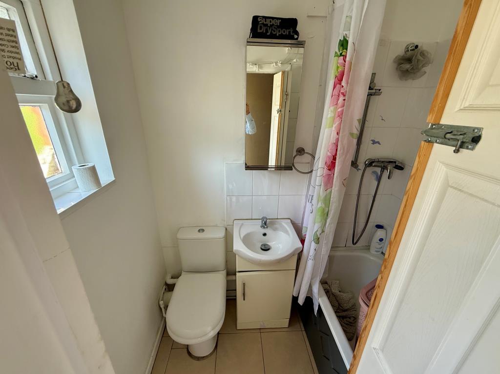 Bathroom with W.C