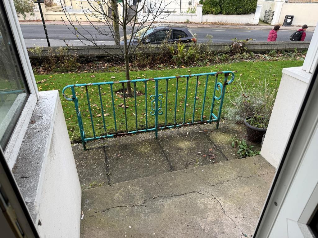 Patio with fencing leading to communal front garde