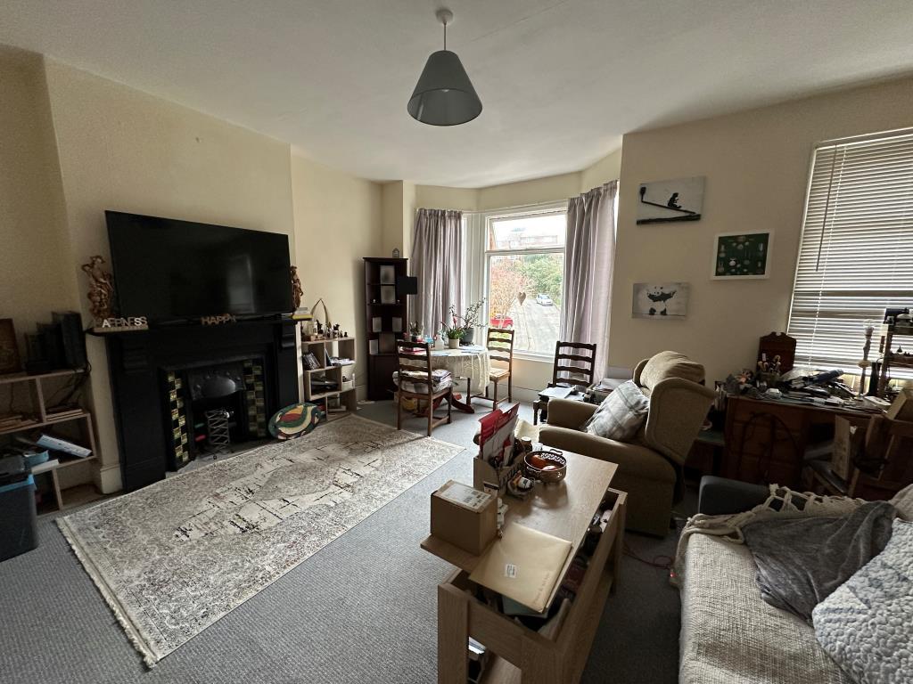 Living room with bay window overlooking Nelson Roa