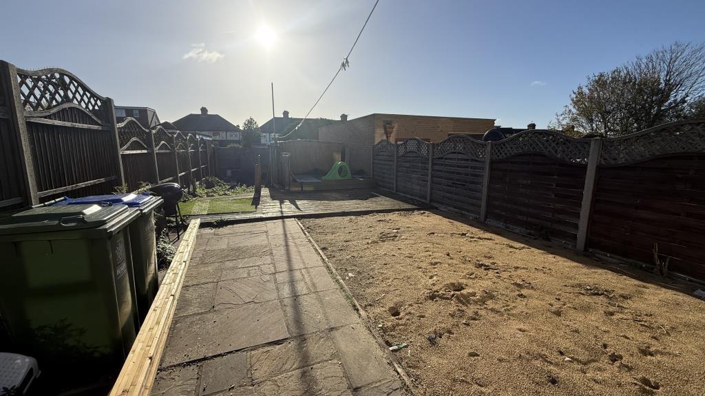 External image of garden from house looking back t