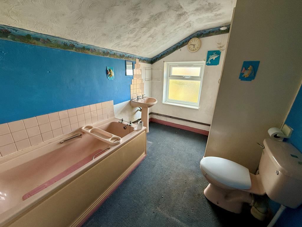 Bathroom with W.C.