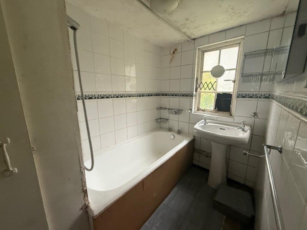 48 Abbey Street tiled bathroom with bath and sink