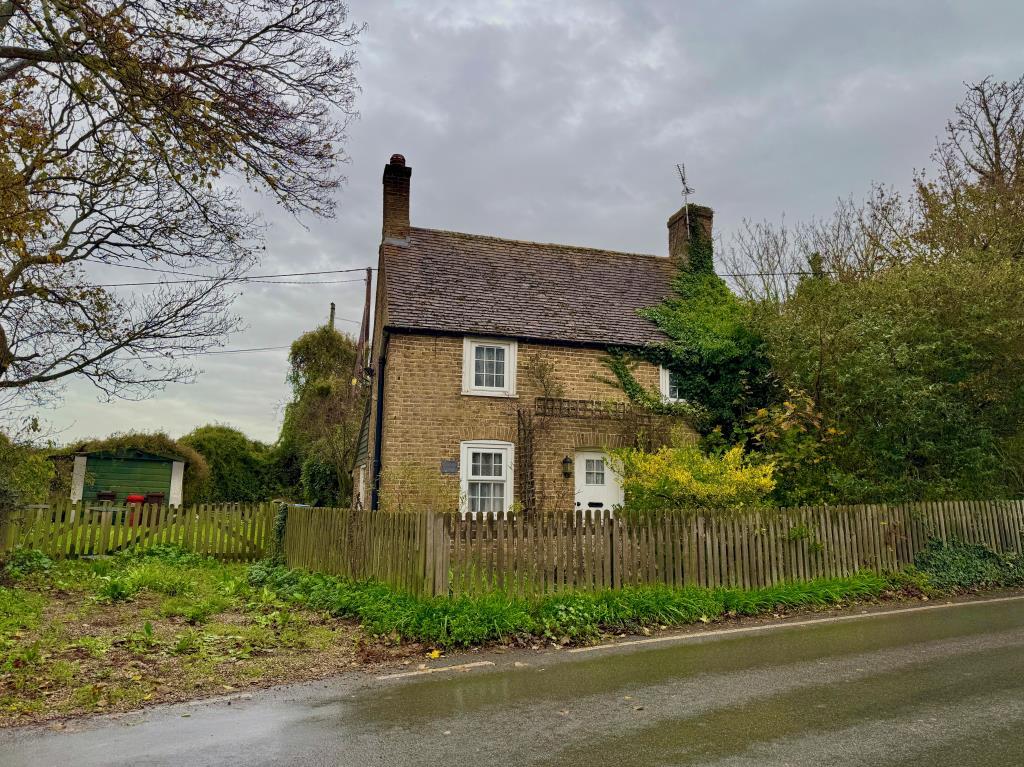 Detached cottage with driveway and garage
