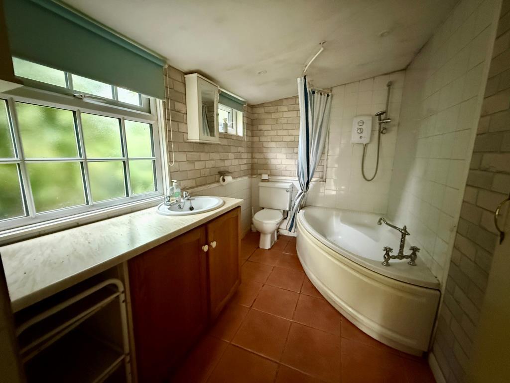 Bathroom with W.C.