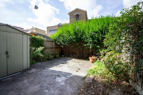 3 bedroom apartment to rent, London E3