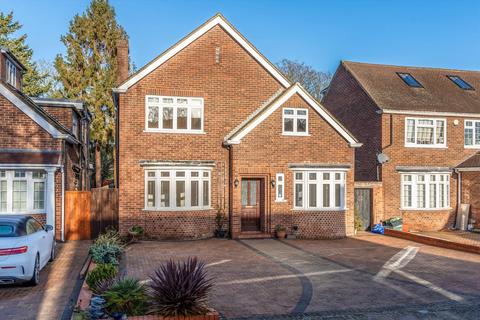 4 bedroom detached house to rent, Seymour Gardens, Feltham TW13