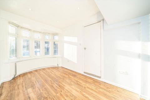 4 bedroom detached house to rent, Seymour Gardens, Feltham TW13
