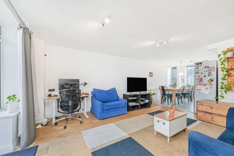 2 bedroom flat to rent, Suffolk Road, London, SE25