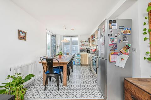 2 bedroom flat to rent, Suffolk Road, London, SE25