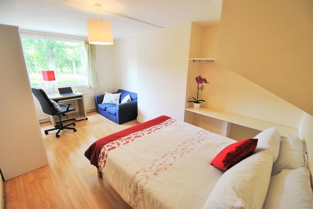 Bright, neatly presented double bedroom with a ...