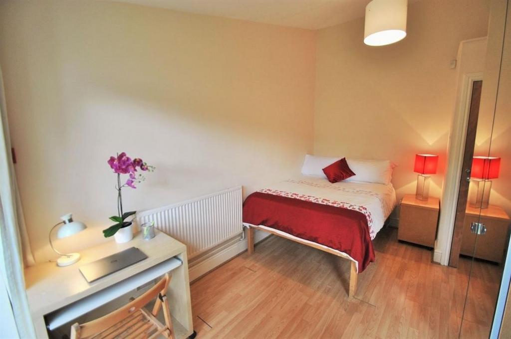 Bright, tidy single bedroom with a cozy single ...