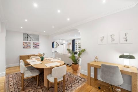 3 bedroom terraced house to rent, Childs Walk, Earls Court, London
