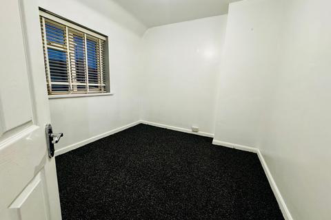 3 bedroom terraced house to rent, Valence Avenue, Dagenham RM8