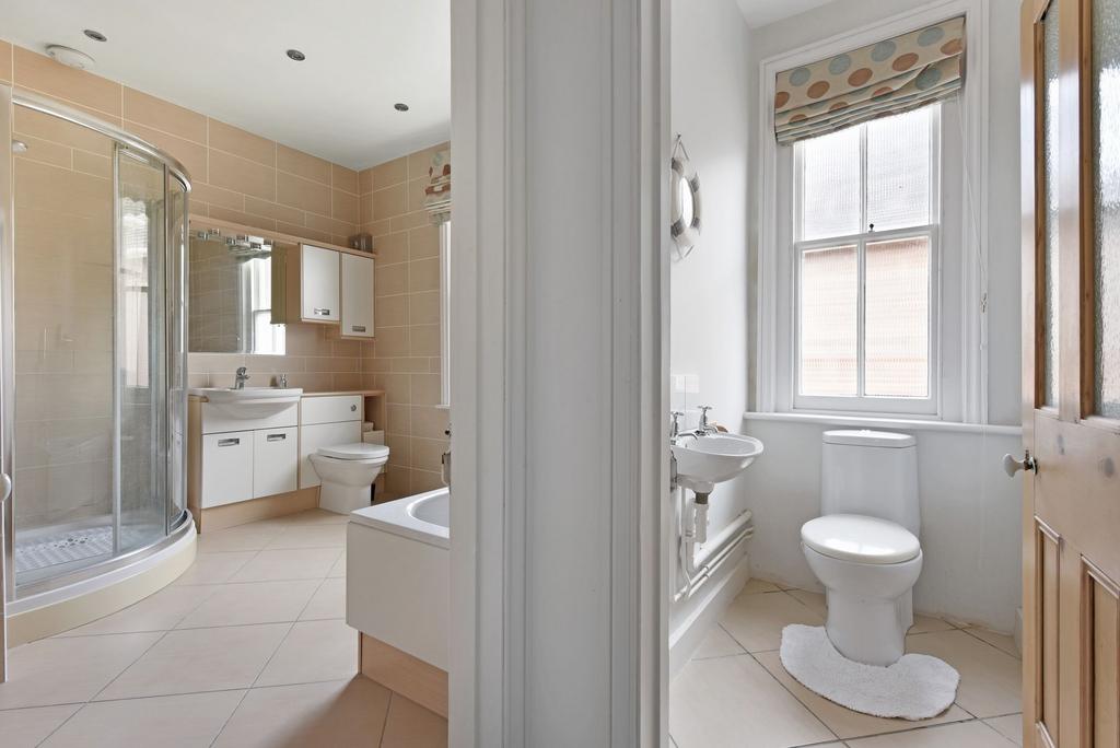 Main Bathroom/WC