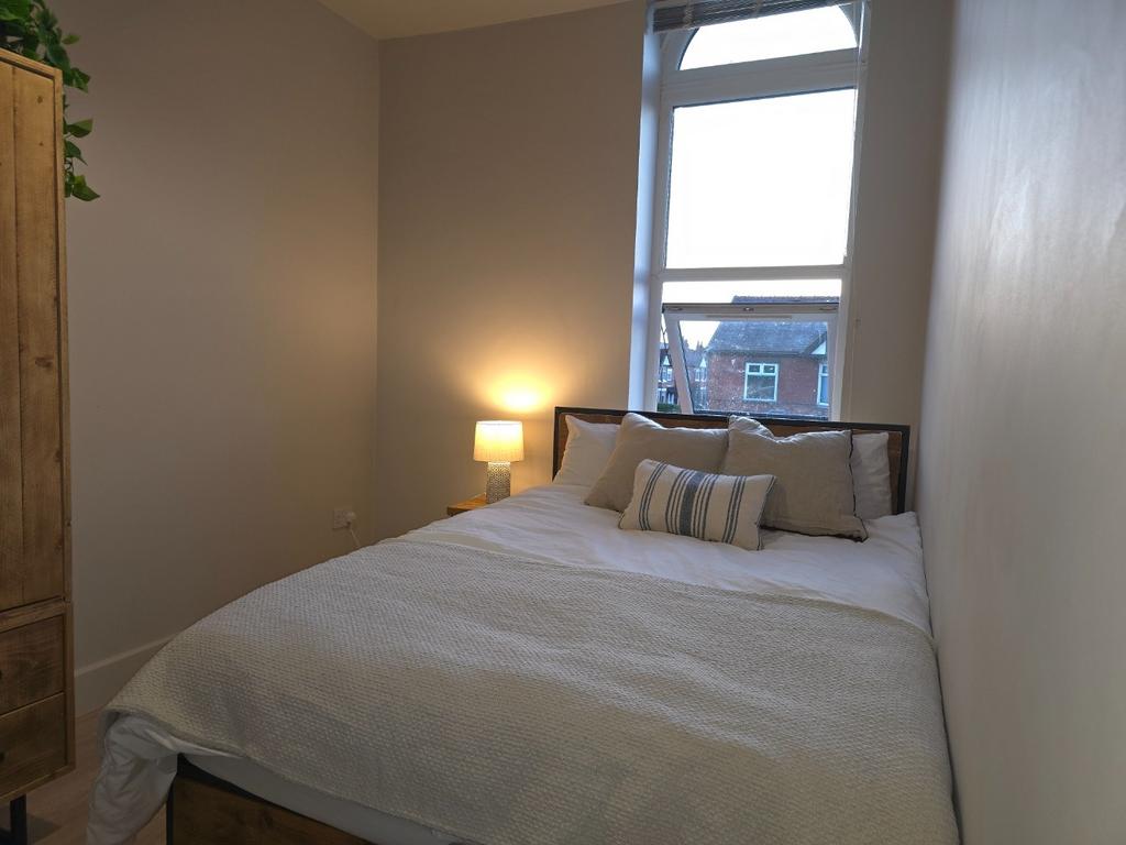 Bright, neatly presented double bedroom with a ...