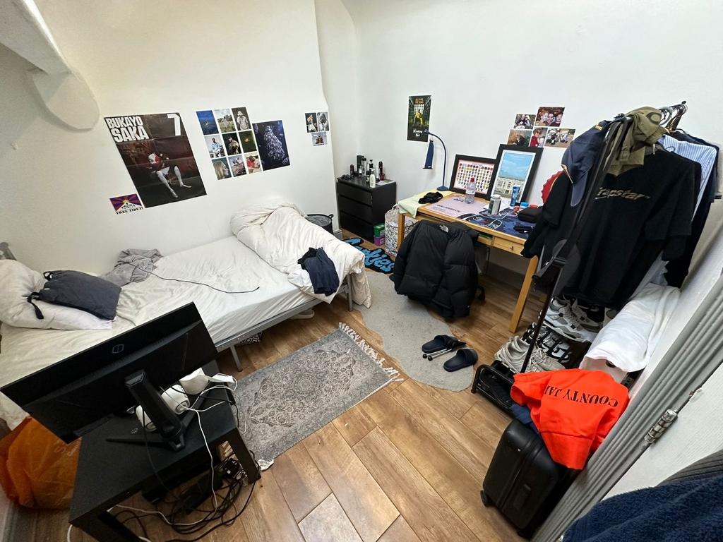 Bright, simply furnished double bedroom with tw...