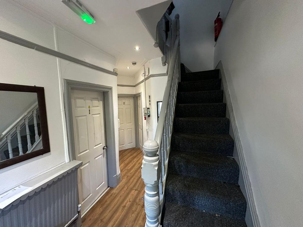 Bright, well-maintained entrance hallway with w...