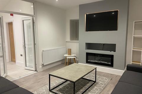 6 bedroom house to rent, Oxney Road, Manchester, M12