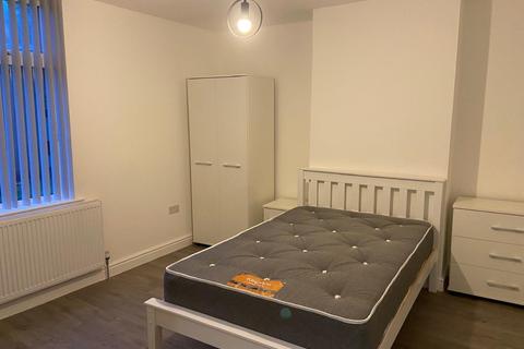 6 bedroom house to rent, Oxney Road, Manchester, M12