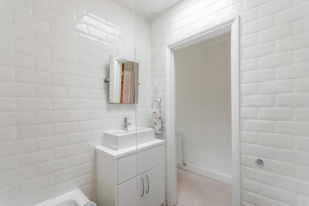 5 G6 STN - Bathroom A.jpg