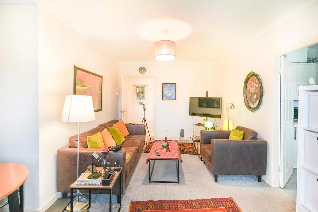 2 bedroom flat for sale - Photo 5