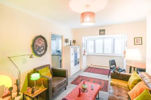 2 bedroom flat for sale - Photo 6