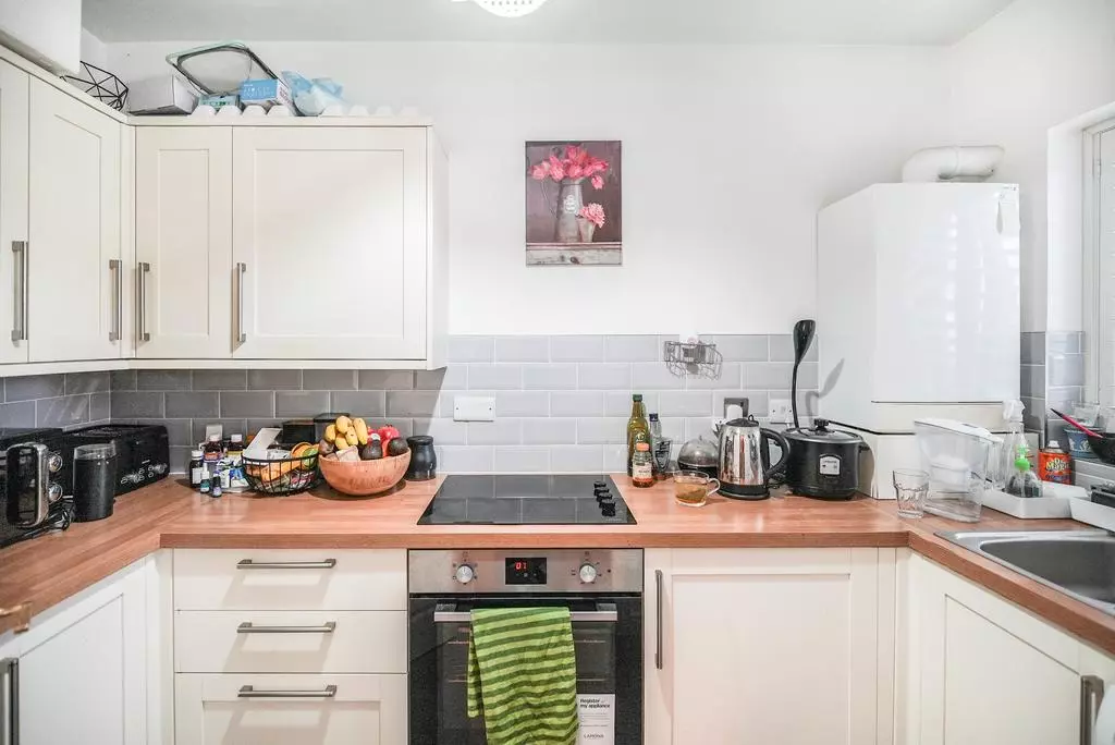 2 bedroom flat for sale - Photo 11