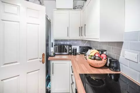 2 bedroom flat for sale - Photo 16