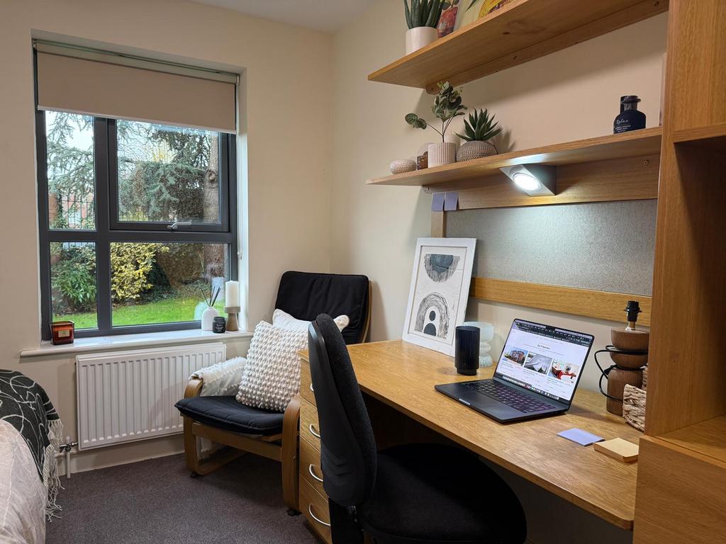 Longdales Lodge - Desk.jpeg