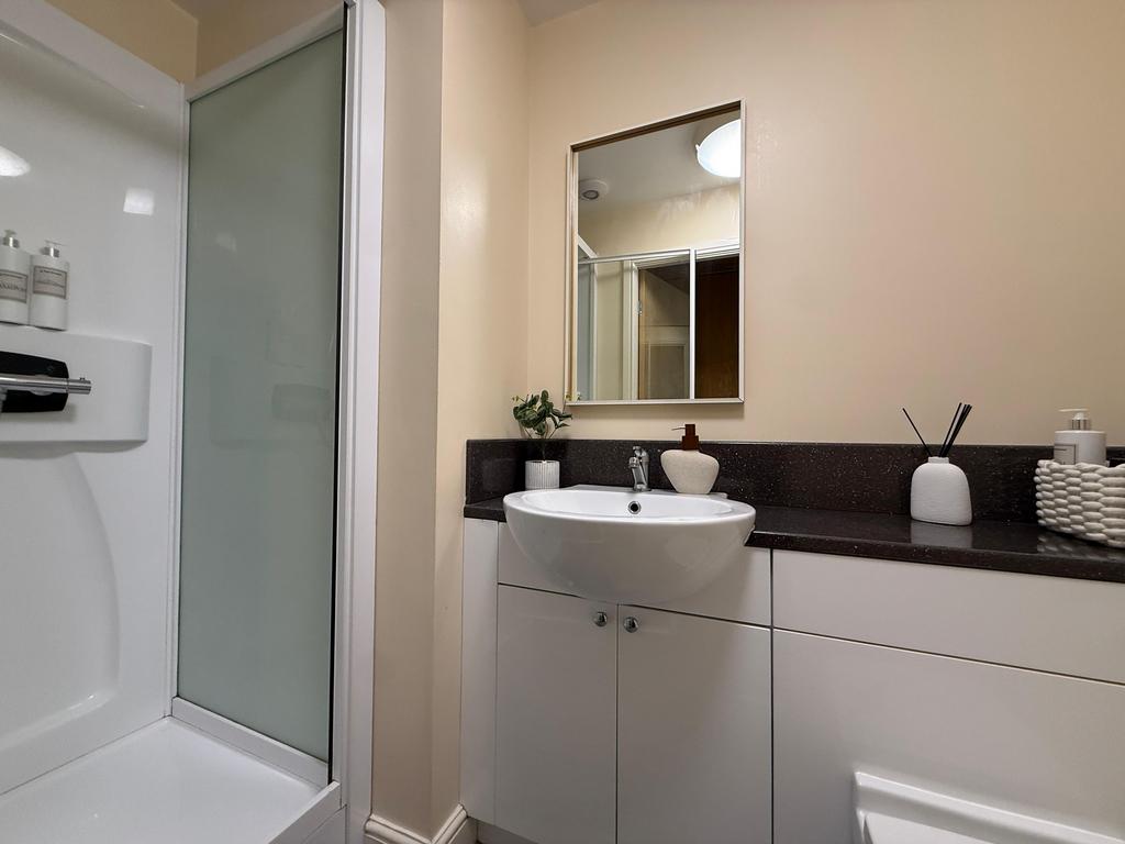 Londales Lodge - Ensuite1.jpeg