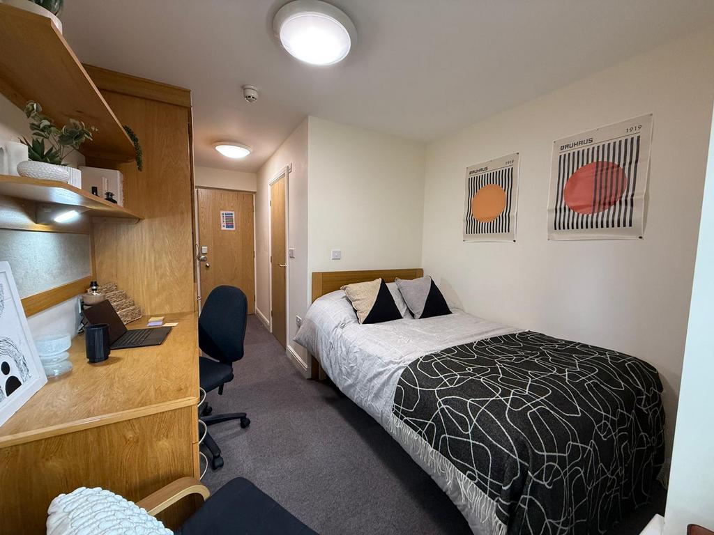 Longdales Lodge bed.jpeg