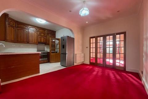 3 bedroom semi-detached house to rent, Cornwall Avenue, London N3