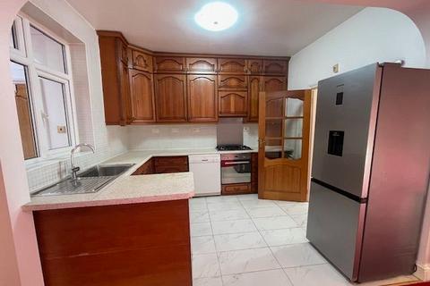 3 bedroom semi-detached house to rent, Cornwall Avenue, London N3