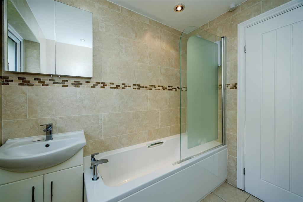 Family bathroom 1 SAPL3733-20251124-Dx O Deep PRIME