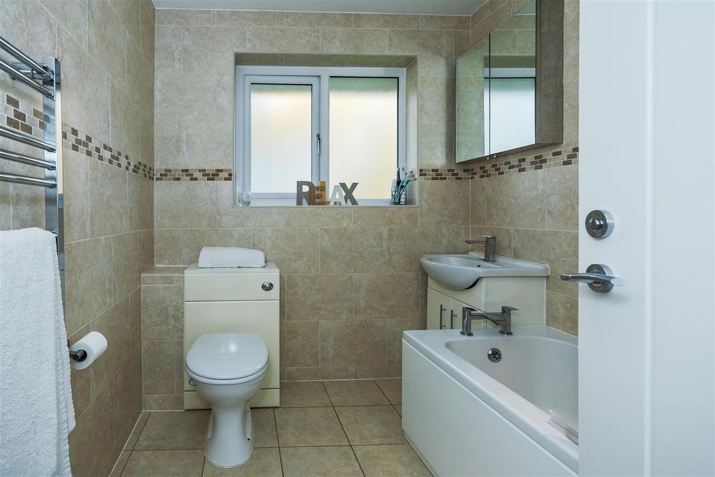 Family bathroom 1.1 SAPL3737-20251124-Dx O Deep PRIM